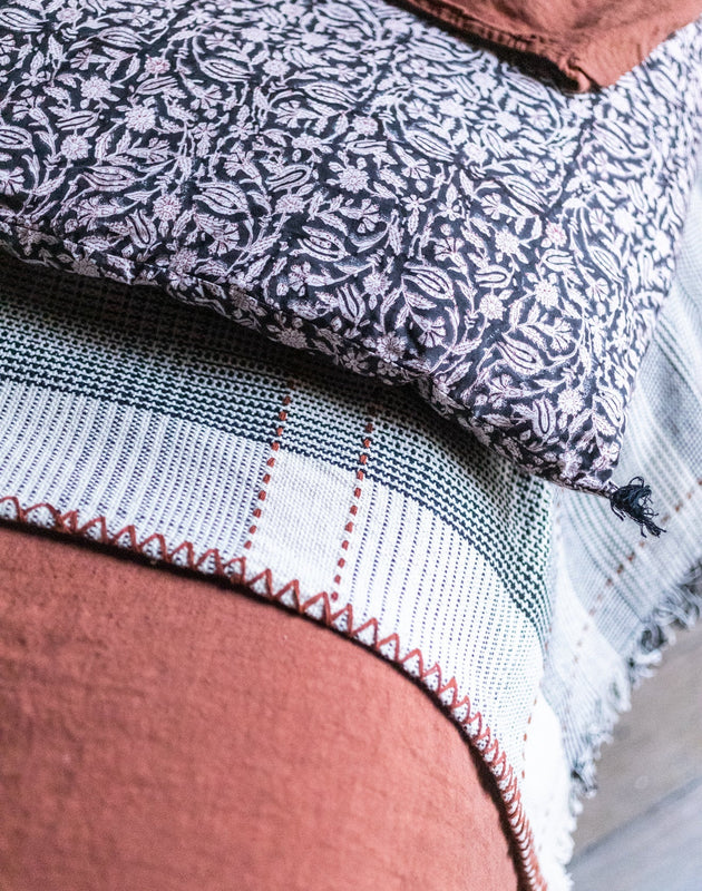 Détails des motifs fleuris de la courtepointe Tulipan