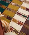 Détail des motifs aztèques du tapis Tihya en laine 