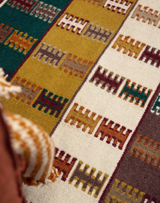 Détail des motifs aztèques du tapis Tihya en laine 