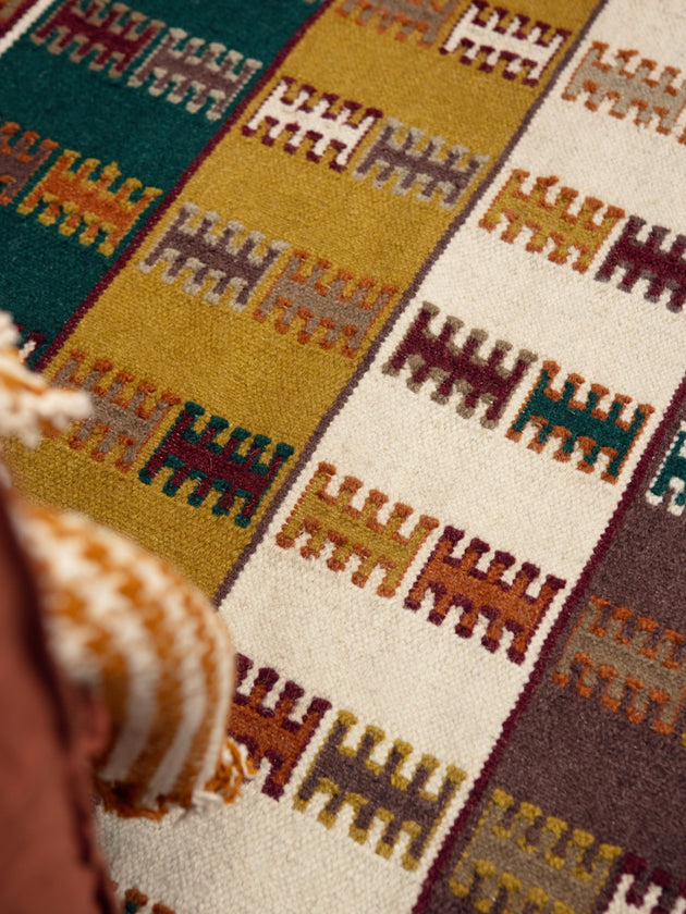 Détail des motifs aztèques du tapis Tihya en laine 