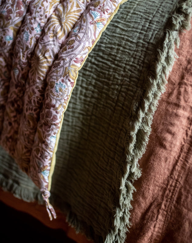 Couvre pied Papilio bi-matière à imprimé végétaux