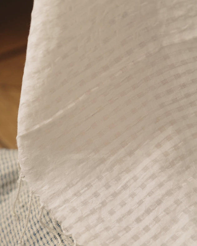 Subtils motifs vichy du rideau Jalma en khadi de coton