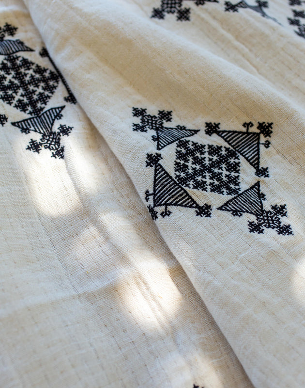 Motifs noirs brodés du rideau Dafi inspirés du point de Fès de la tradition marocaine