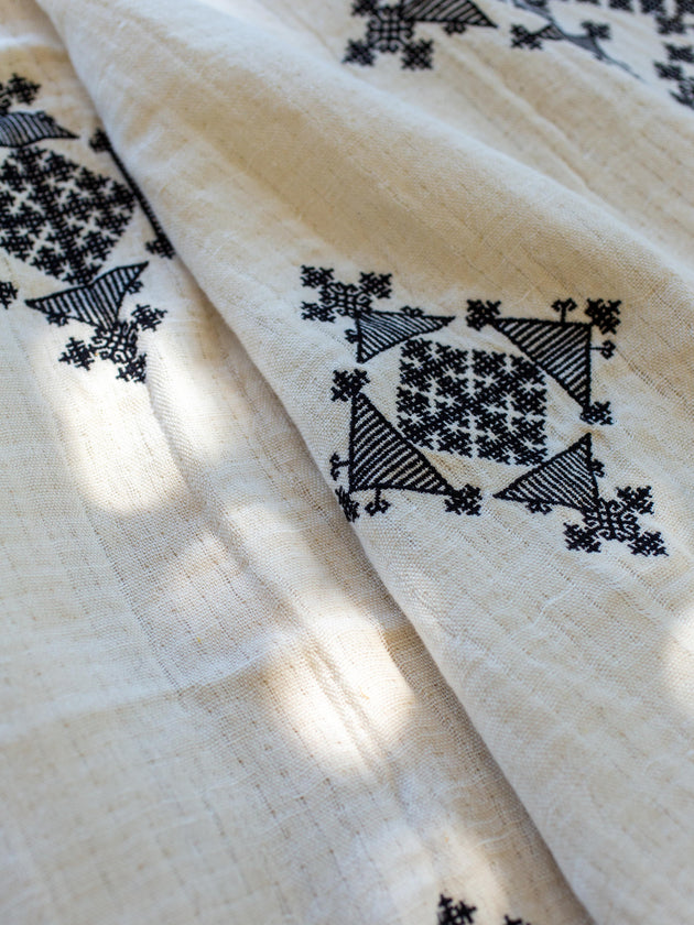 Motifs noirs brodés du rideau Dafi inspirés du point de Fès de la tradition marocaine