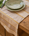 Nappe de table Lyson en coton avec des bandes écru et grises relevées de fines lignes vertes et jaunes