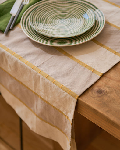Nappe de table Lyson en coton avec des bandes écru et grises relevées de fines lignes vertes et jaunes