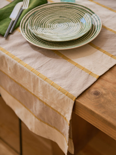 Nappe de table Lyson en coton avec des bandes écru et grises relevées de fines lignes vertes et jaunes