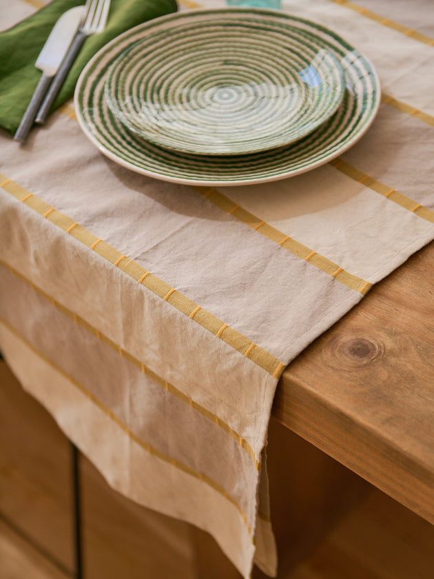 Nappe de table Lyson en coton avec des bandes écru et grises relevées de fines lignes vertes et jaunes