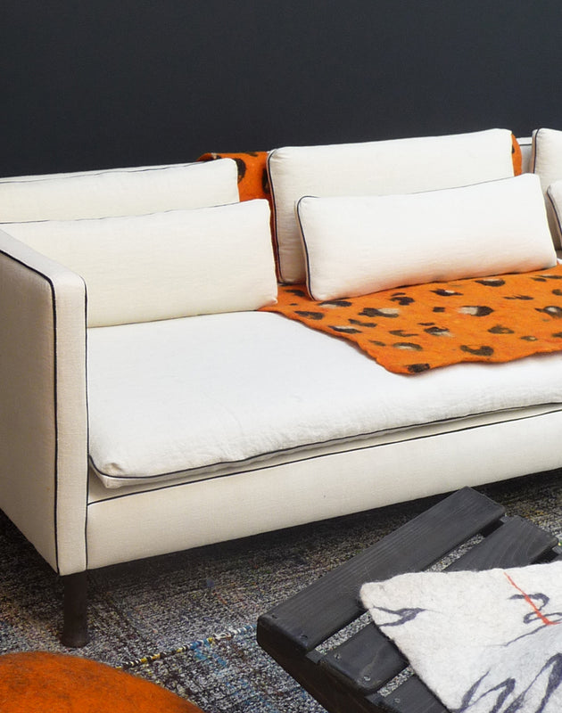 Grand canapé blanc et liseré noir personnalisable Poppi