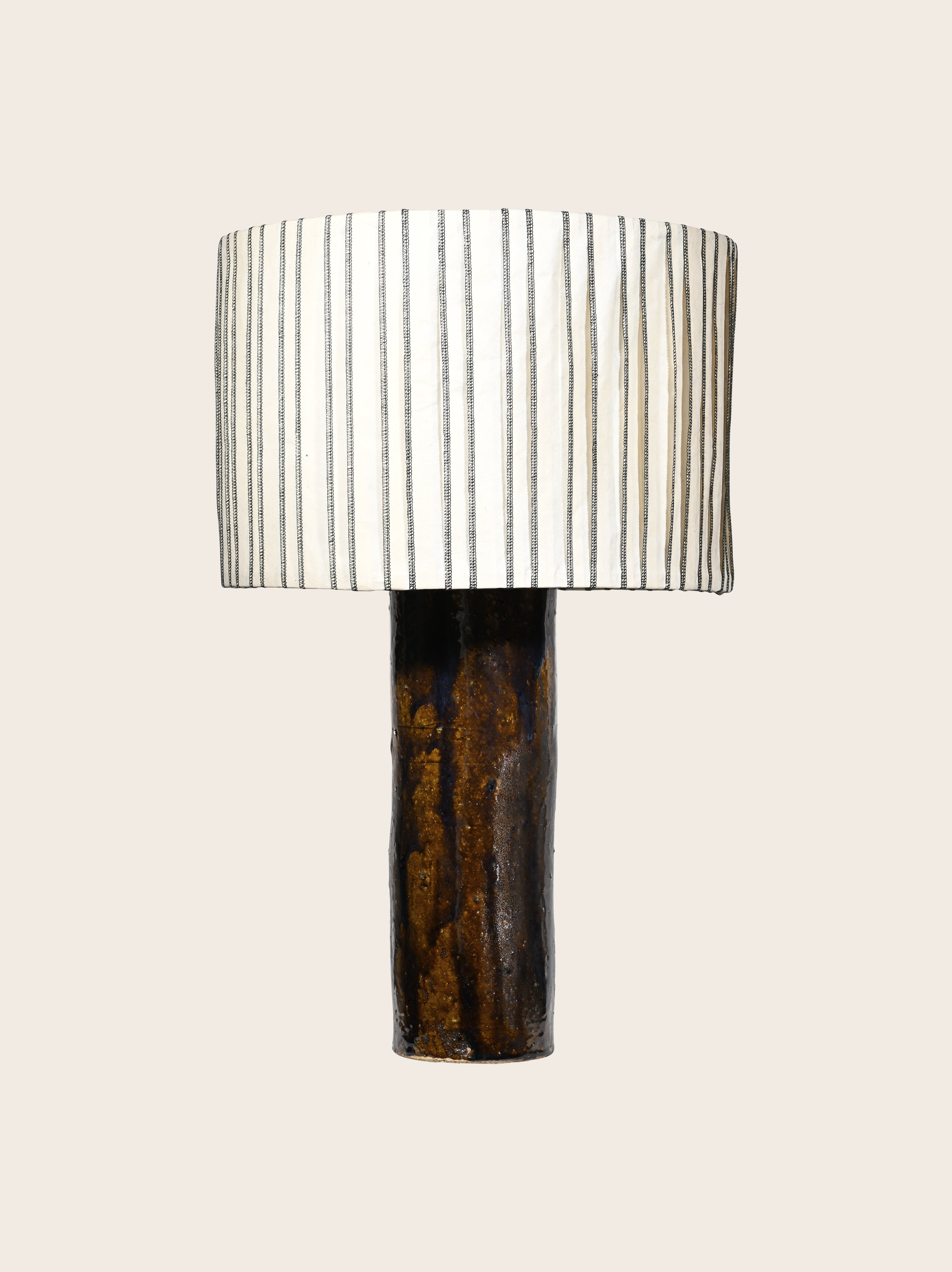 Packshot de la lampe Gaia en céramique avec l'abat-jour en papier Baco