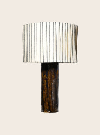 Packshot de la lampe Gaia en céramique avec l'abat-jour en papier Baco