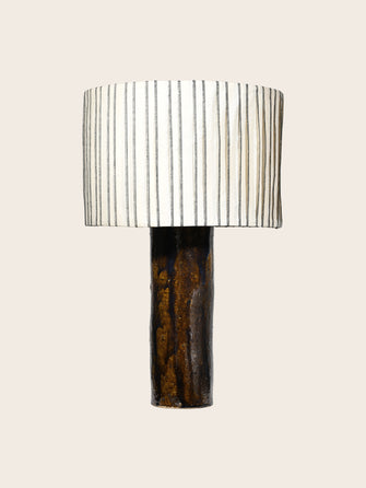 Packshot de la lampe Gaia en céramique avec l'abat-jour en papier Baco