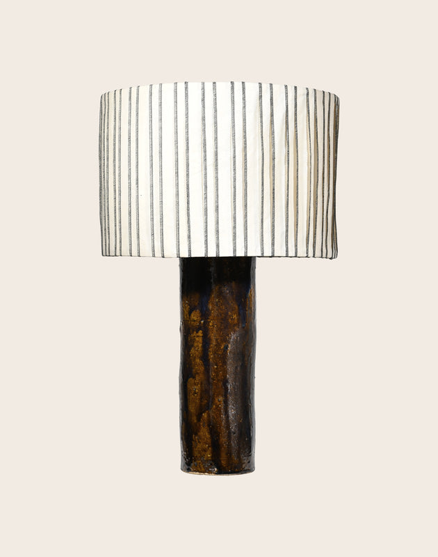 Packshot de la lampe Gaia en céramique avec l'abat-jour en papier Baco