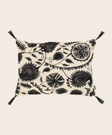 Housse de coussin Anor inspirée par l'art du suzani en coton brodé couleur Reglisse