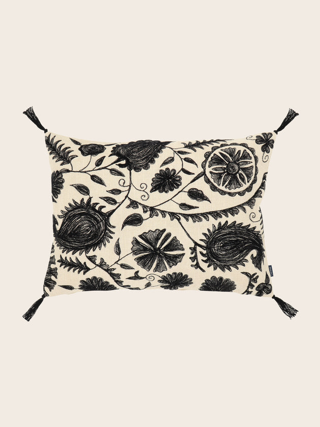 Housse de coussin Anor inspirée par l'art du suzani en coton brodé couleur Reglisse