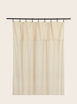 Rideau Lina à franges en khadi de coton biologique couleur Gold avec des subtils fils dorés sur le voile. 