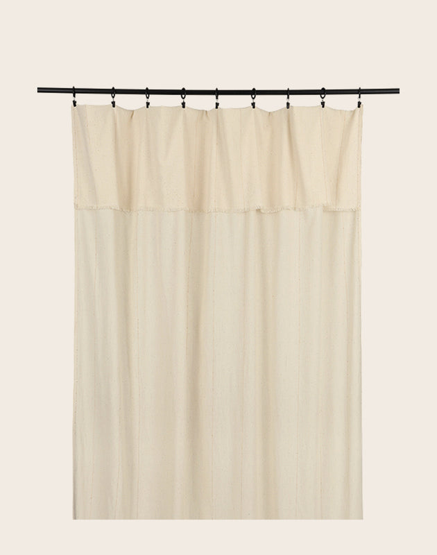 Rideau Lina à franges en khadi de coton biologique couleur Gold avec des subtils fils dorés sur le voile. 