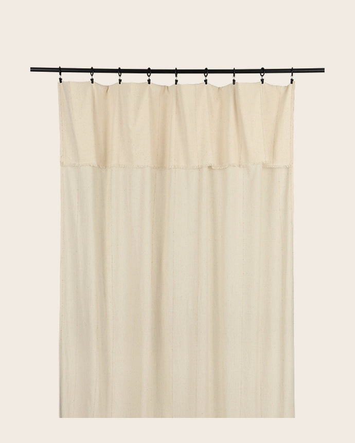 Rideau Lina à franges en khadi de coton biologique couleur Gold avec des subtils fils dorés sur le voile. 