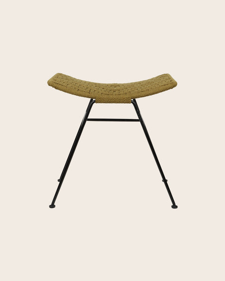Packshot du tabouret murgi losange en coton tressé et fer en couleur havane.