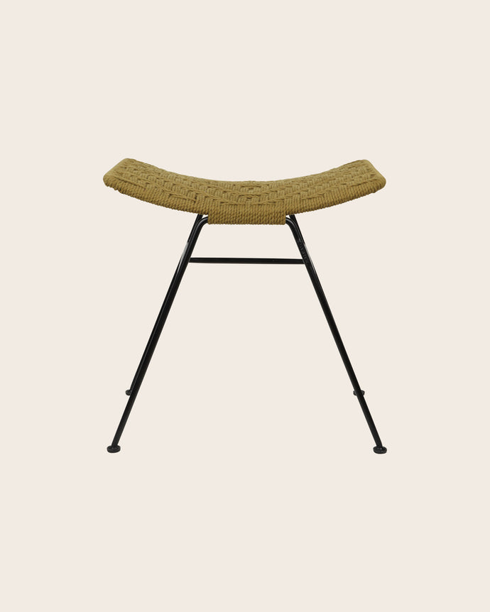Packshot du tabouret murgi losange en coton tressé et fer en couleur havane.