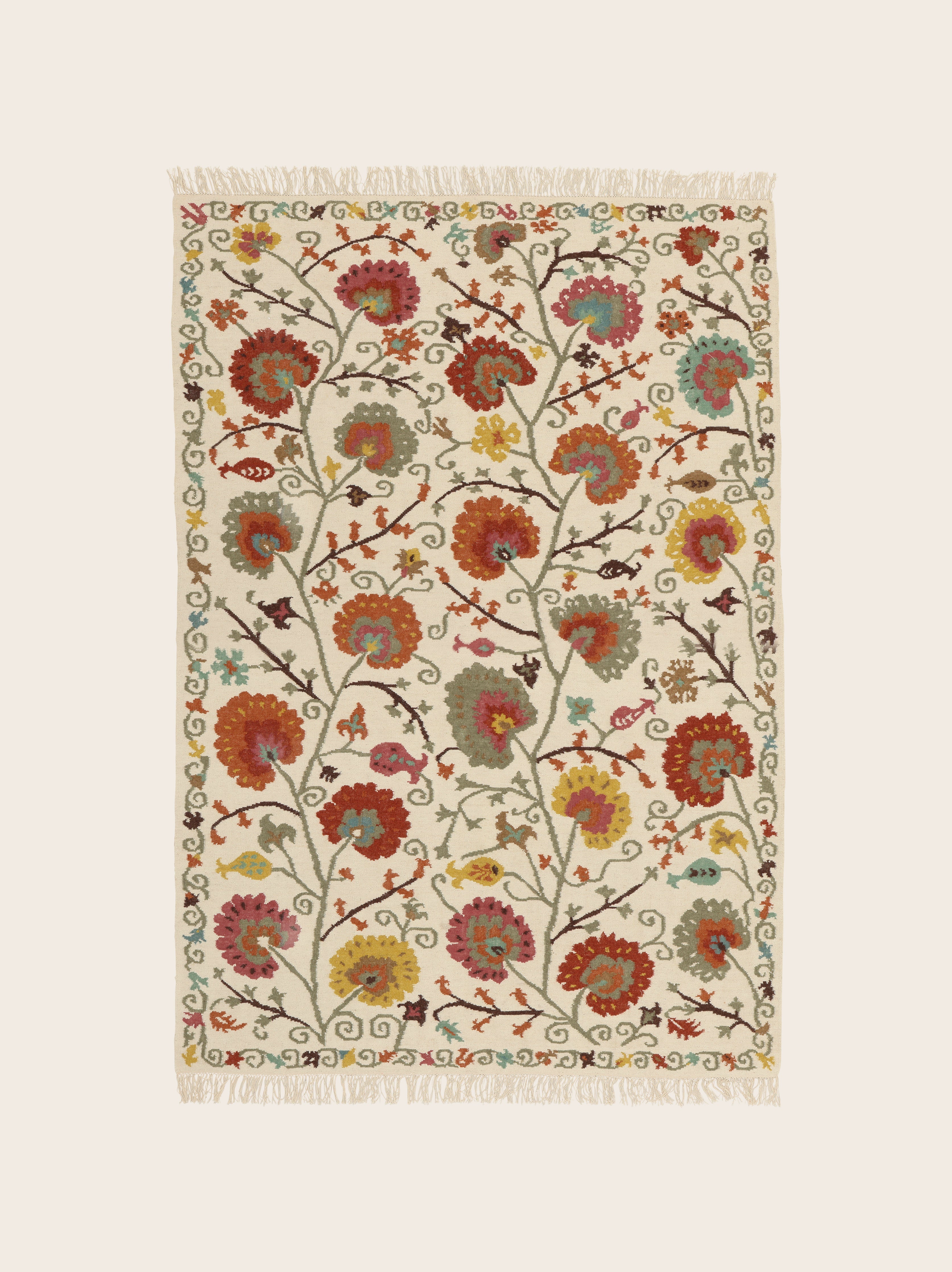 Tapis Lohdi en laine avec ses franges délicates et ses motifs fleuris colorés