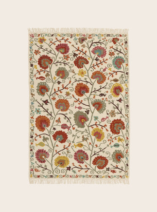 Tapis Lohdi en laine avec ses franges délicates et ses motifs fleuris colorés