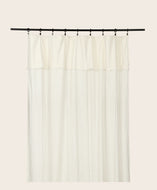 Rideau Lina à franges en khadi de coton biologique couleur Charcoal avec de délicats pointillés noirs sur le voile