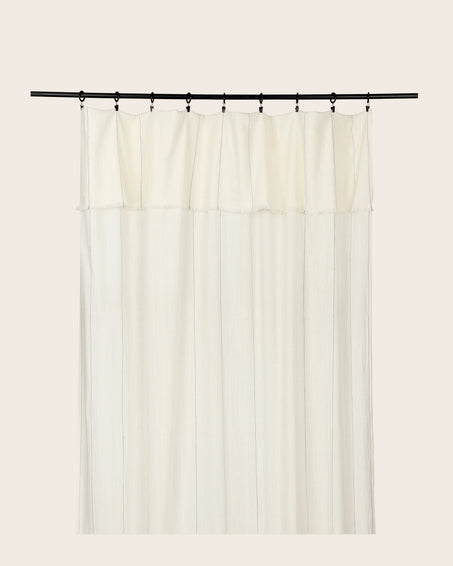 Rideau Lina à franges en khadi de coton biologique couleur Charcoal avec de délicats pointillés noirs sur le voile