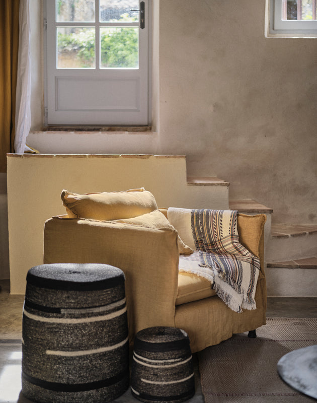 Deux paniers Tonka en jonc de mer et coton utilisés en rangement dans un salon