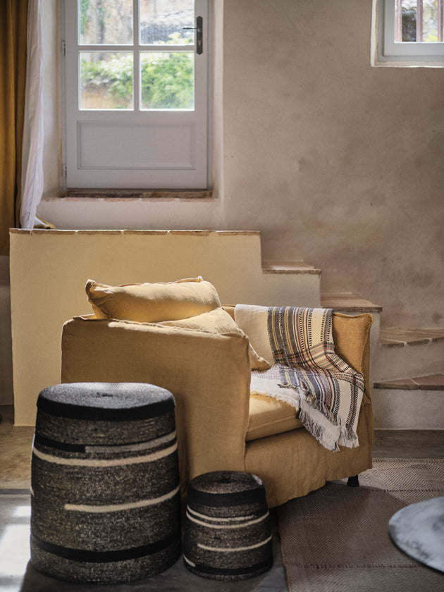 Deux paniers Tonka en jonc de mer et coton utilisés en rangement dans un salon