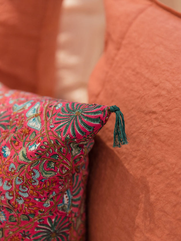 Housse de coussin framboise en coton imprimé avec son pompon signature 