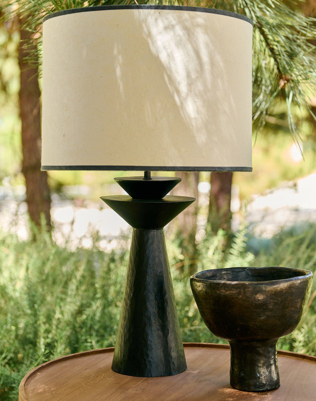 Pied de lampe à poser Rosha en metal martelé