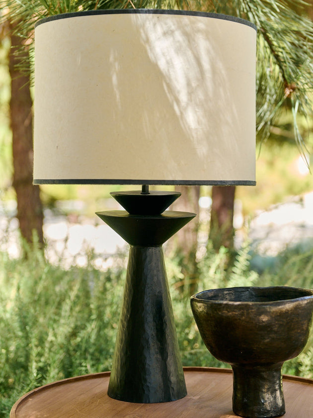 Pied de lampe à poser Rosha en metal martelé