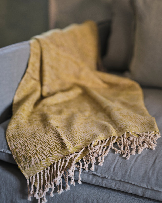 Détail des franges du plaid Tasar en coton et soie de bananier