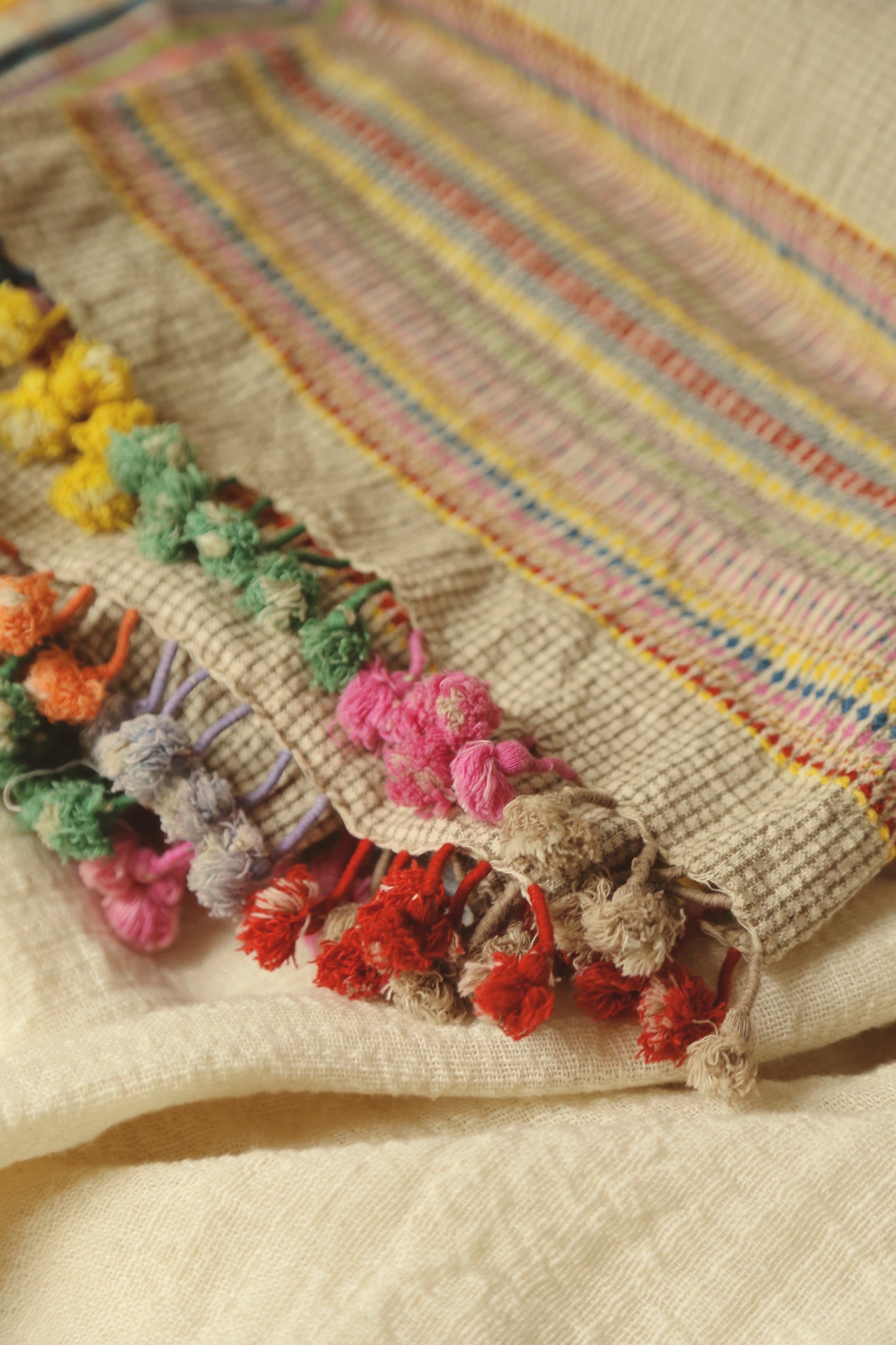 Rideau Dupatta en coton biologique avec ses pompons colores