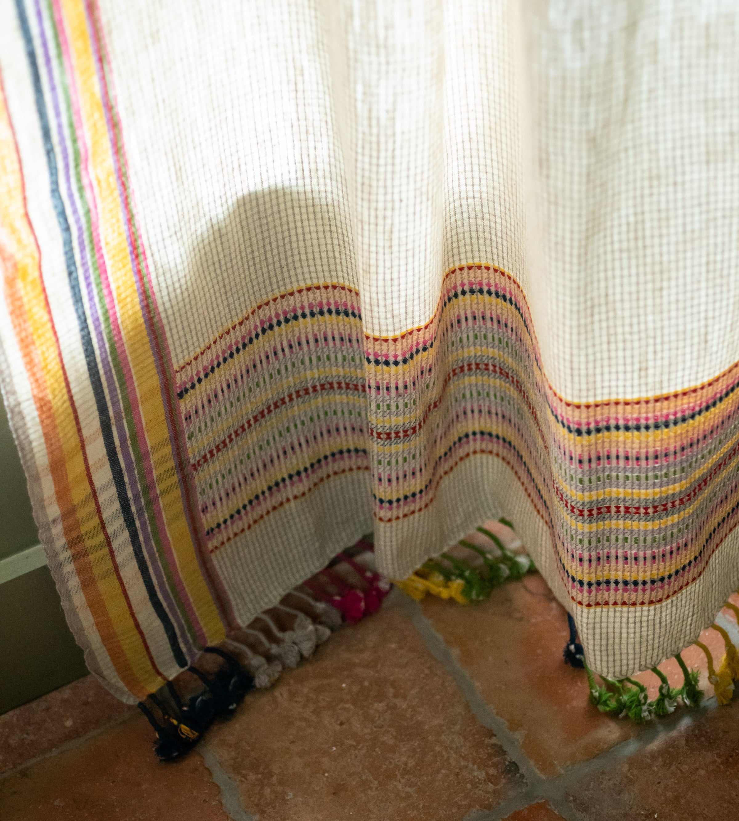 Rideau Dupatta coloré en coton biologique tissé à la main avec au bout des pompons colorés