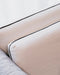 Zoom sur les coussins blanc avec des contours noirs