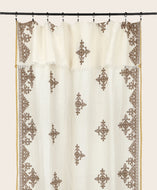 Rideau Dafi en coton, bambou et lin, avec ses motifs colorés et son liseré contrastant.