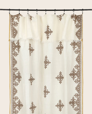 Rideau Dafi en coton, bambou et lin, avec ses motifs colorés et son liseré contrastant.