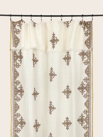 Rideau Dafi en coton, bambou et lin, avec ses motifs colorés et son liseré contrastant.