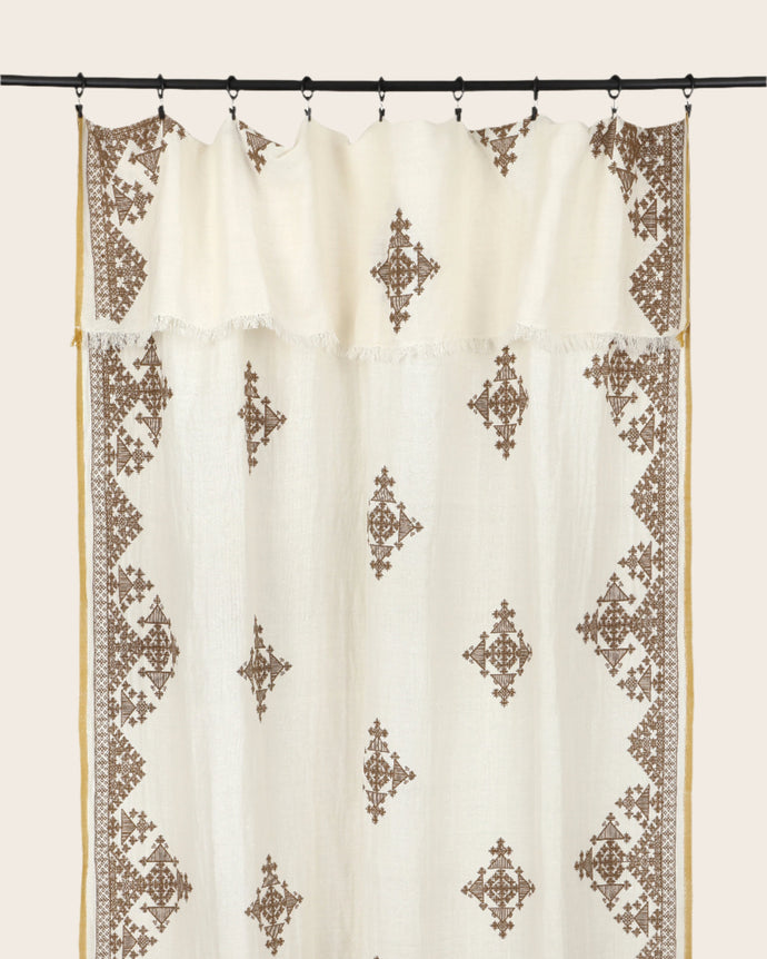 Rideau Dafi en coton, bambou et lin, avec ses motifs colorés et son liseré contrastant.