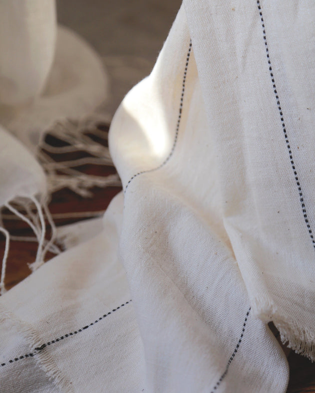 Détail des pointillés noirs sur le rideau Lina en khadi de coton biologique 