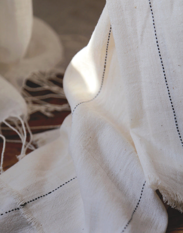 Détail des pointillés noirs sur le rideau Lina en khadi de coton biologique 