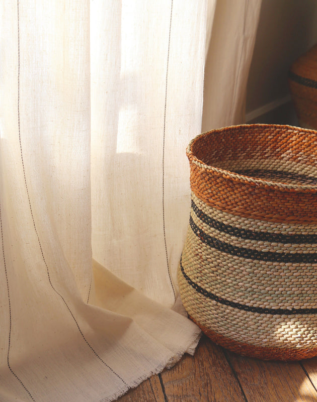 Rideau Lina en khadi de coton biologique couleur Charcoal avec ses pointillés noirs sur le voile