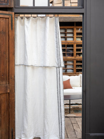 Rideau Segaya en coton brodé, bambou et lin avec ses fils de coton contrasté. 