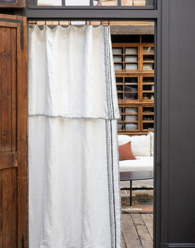 Rideau Segaya en coton brodé, bambou et lin avec ses fils de coton contrasté. 