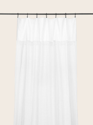 Rideau voilage Jalma avec de délicats motifs vichy en transparence et des fines franges aux extremités.