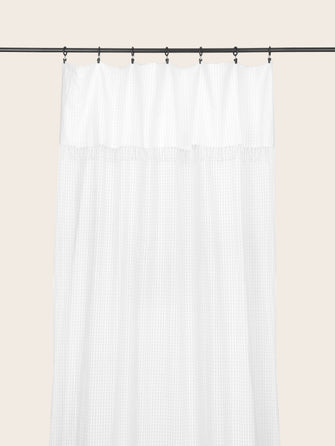 Rideau voilage Jalma avec de délicats motifs vichy en transparence et des fines franges aux extremités.