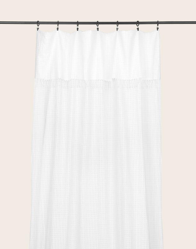 Rideau voilage Jalma avec de délicats motifs vichy en transparence et des fines franges aux extremités.