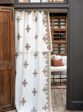 Rideau Dafi en coton, bambou et lin à motifs inspirés du point de Fès de la tradition marocaine 